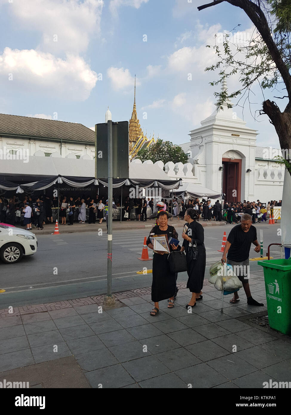 Le Grand Palais de Bangkok, en Thaïlande, est l'un des monuments les plus emblématiques du pays. Cette photographie, prise en janvier 2017, capture la grandeur et la beauté architecturale du palais, symbole de la culture thaïlandaise et de l'histoire royale. Banque D'Images