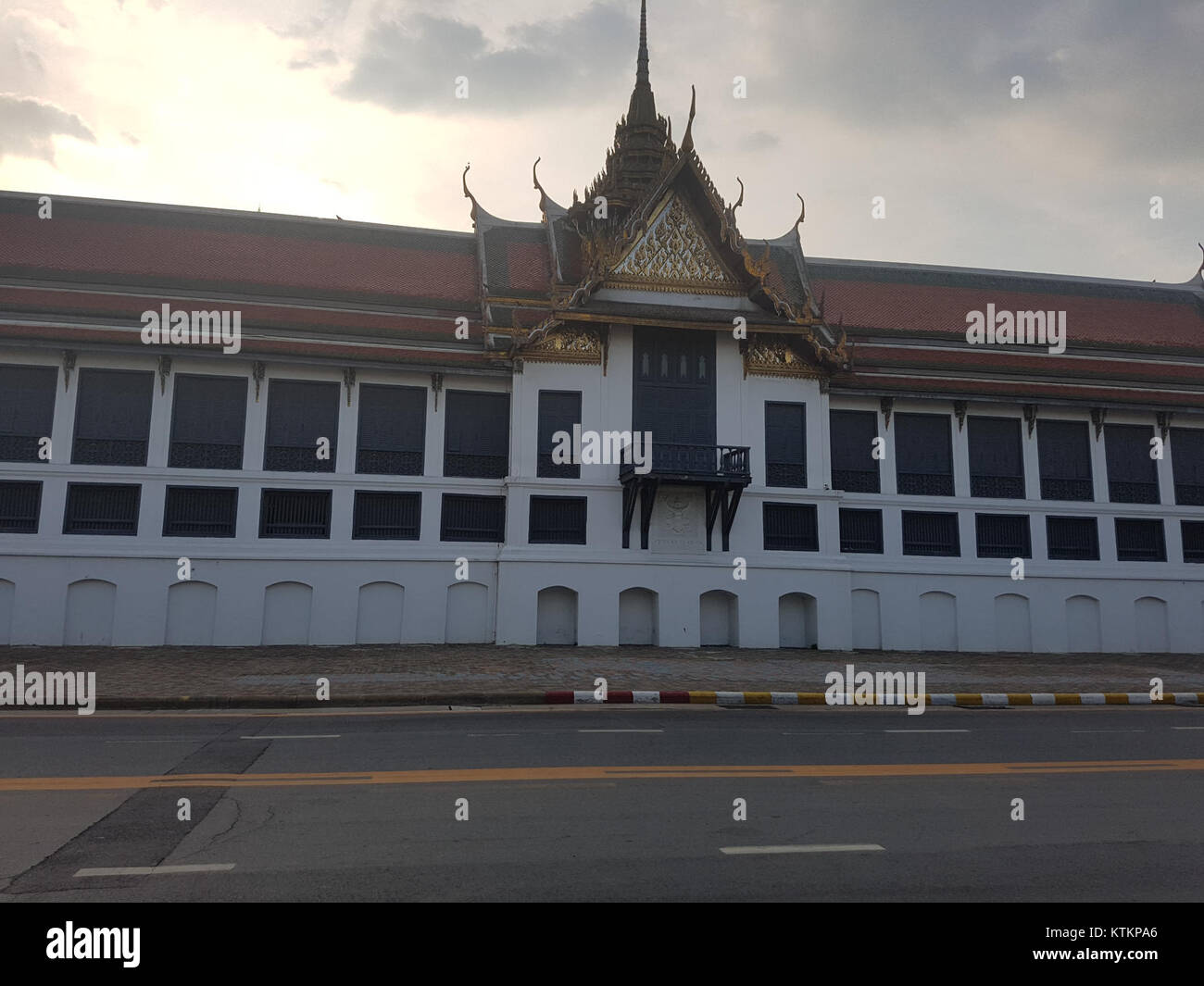 Cette photographie capture le Grand Palais de Bangkok, en Thaïlande, un monument emblématique qui a servi de résidence aux rois thaïlandais. Le complexe, connu pour son architecture complexe, est un symbole de l'histoire royale et du patrimoine culturel de la Thaïlande. Banque D'Images