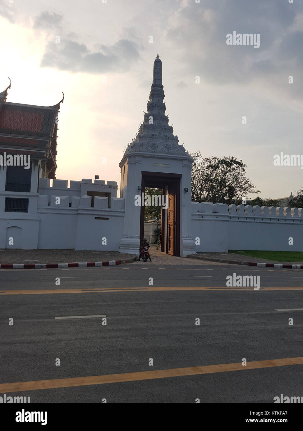Le Grand Palais de Bangkok est un monument historique et architectural au cœur de la capitale thaïlandaise. Le 19 janvier 2017, ce site emblématique a été photographié, mettant en valeur sa grandeur et son importance culturelle. Le palais est une ancienne résidence royale et reste un symbole important de l'histoire et du patrimoine thaïlandais. Banque D'Images