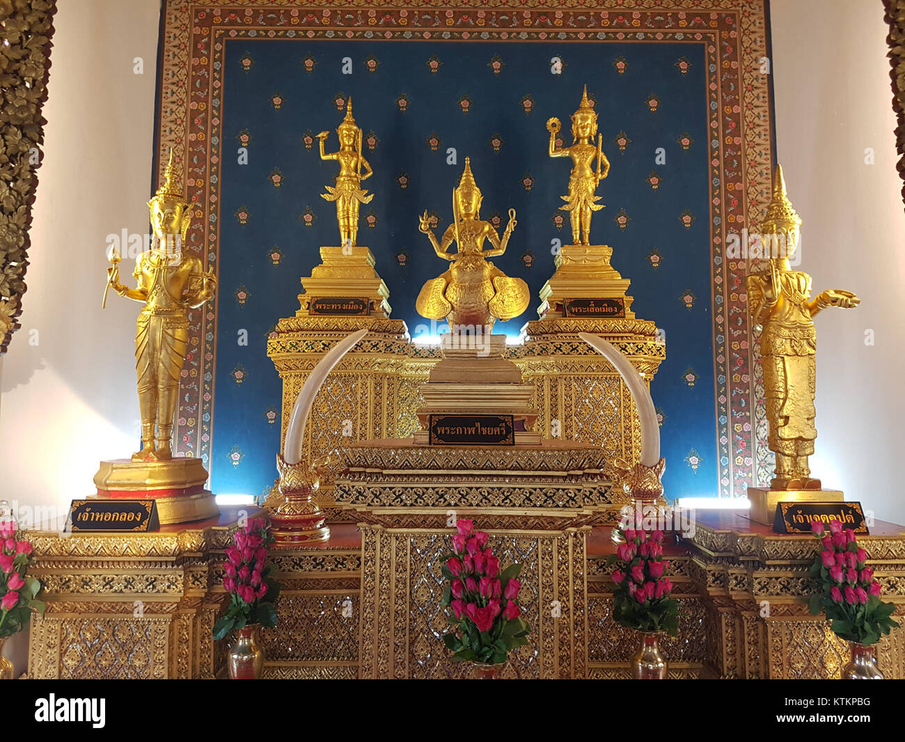 Cette image capture le sanctuaire Tutelar à Bangkok, photographié en janvier 2017. Le sanctuaire est un site culturel et religieux important de la ville, connu pour son importance spirituelle et son lien avec les traditions thaïlandaises. Banque D'Images