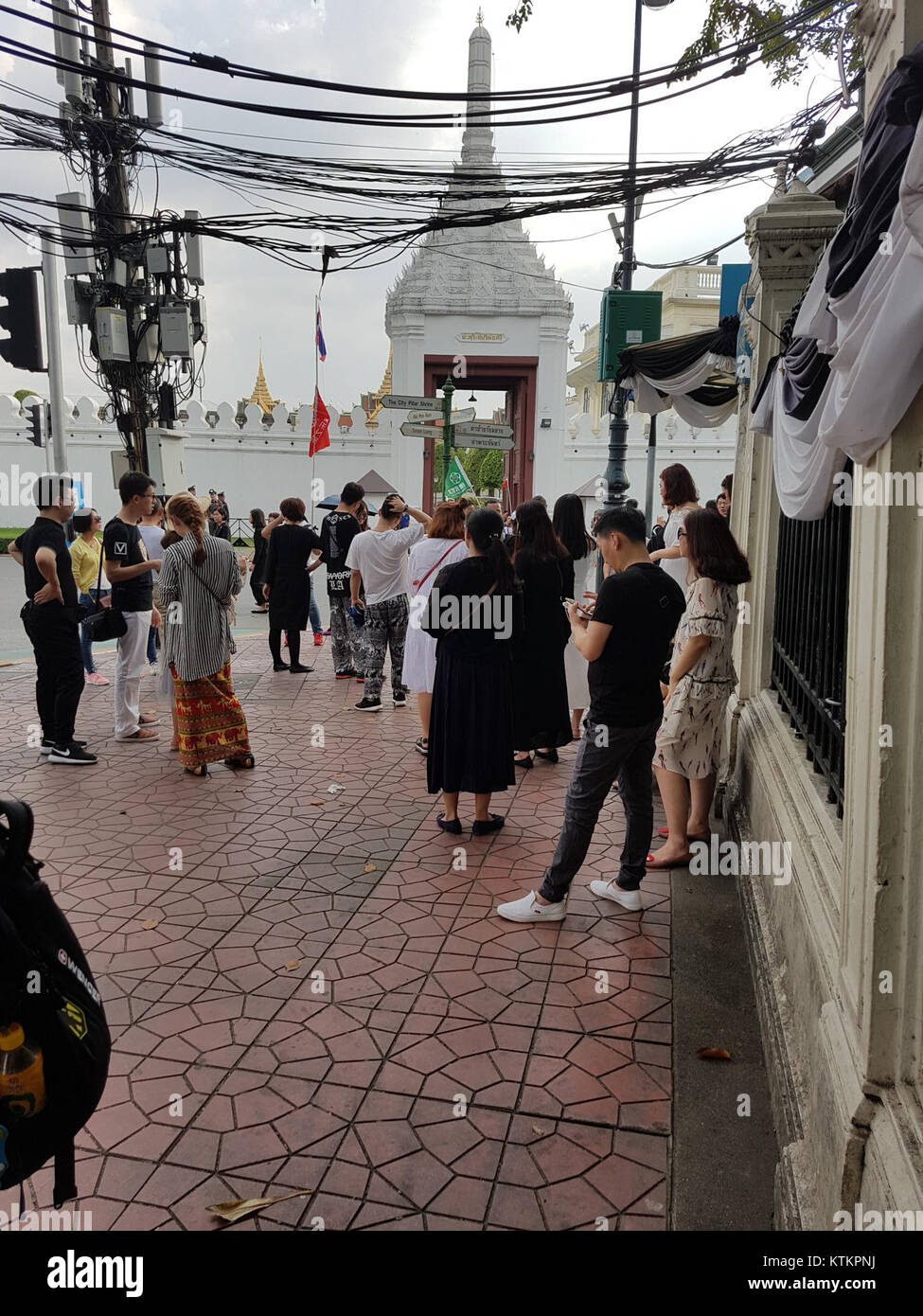 Le Bangkok Grand Palace est un complexe de bâtiments situé au cœur de la capitale thaïlandaise. Il sert de résidence officielle au roi de Thaïlande et est un point de repère culturel et historique majeur. Le complexe du palais est connu pour son architecture étonnante et son design complexe, attirant des millions de visiteurs chaque année. Banque D'Images