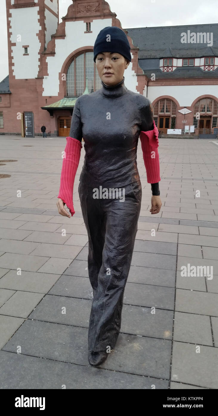 Une sculpture de Sean Henry de 2008, intitulée « Walking Woman », exposée à Bad Homburg, capturant une interprétation artistique contemporaine du mouvement et de la forme. Banque D'Images