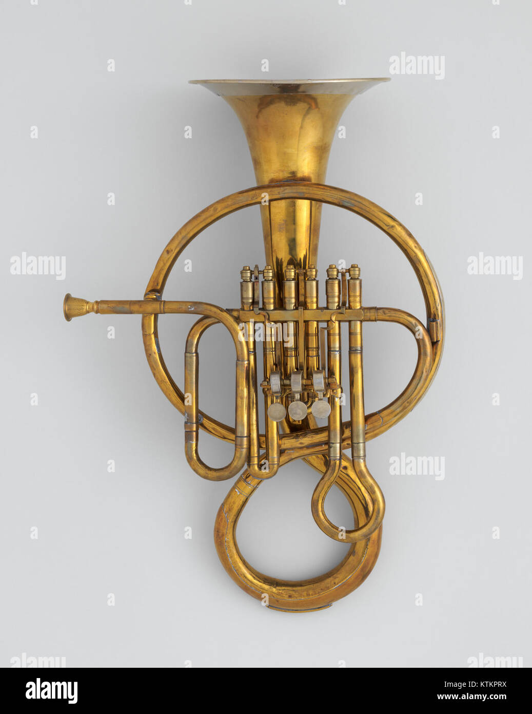 Ce B Flat Bass Fluegel Horn est un instrument en laiton présenté dans la collection MET. Il est connu pour son son riche et sa forme distinctive, couramment utilisé dans les groupes de cuivres et les orchestres. Banque D'Images