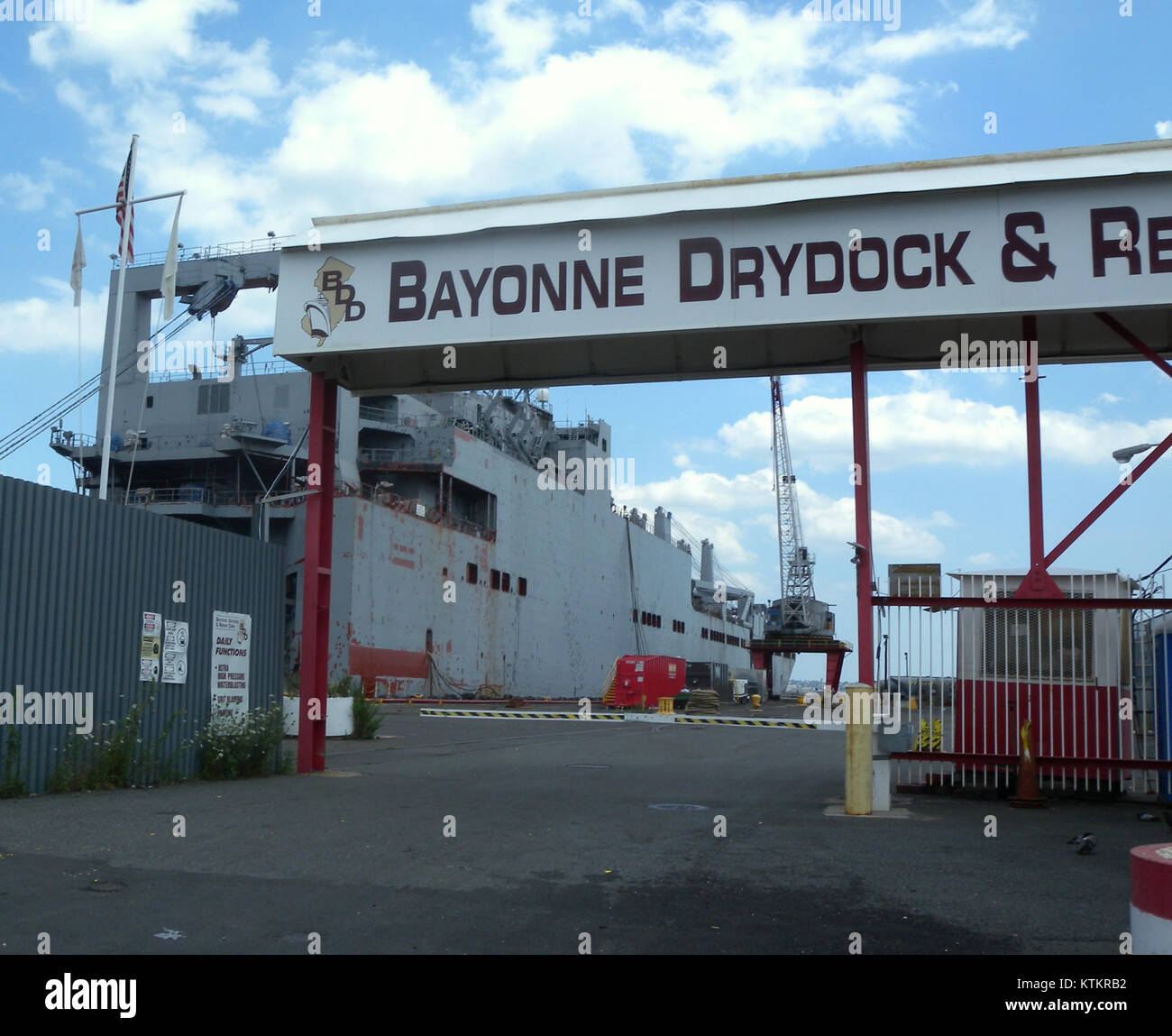 Bayonne Drydock & Repair est une installation spécialisée dans la réparation et la maintenance de navires, opérant dans l'industrie maritime. Cette installation est cruciale pour maintenir l'efficacité opérationnelle des navires, offrant des services de mise en cale sèche et de réparation pour divers types de navires. Banque D'Images
