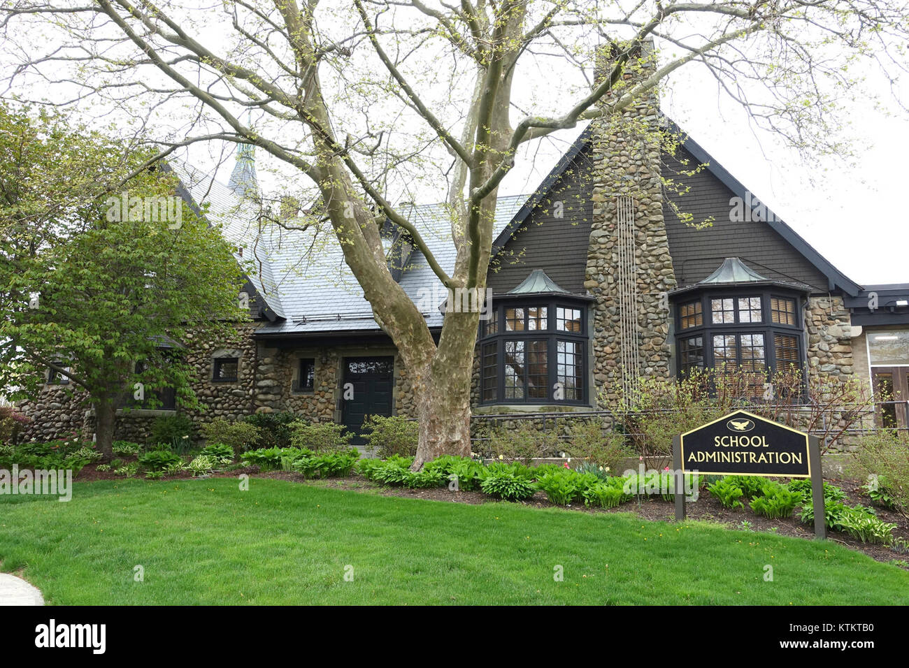 Une photographie de l'hôtel de ville de Barrington à Barrington, Rhode Island, un bâtiment administratif connu pour son importance architecturale. Banque D'Images