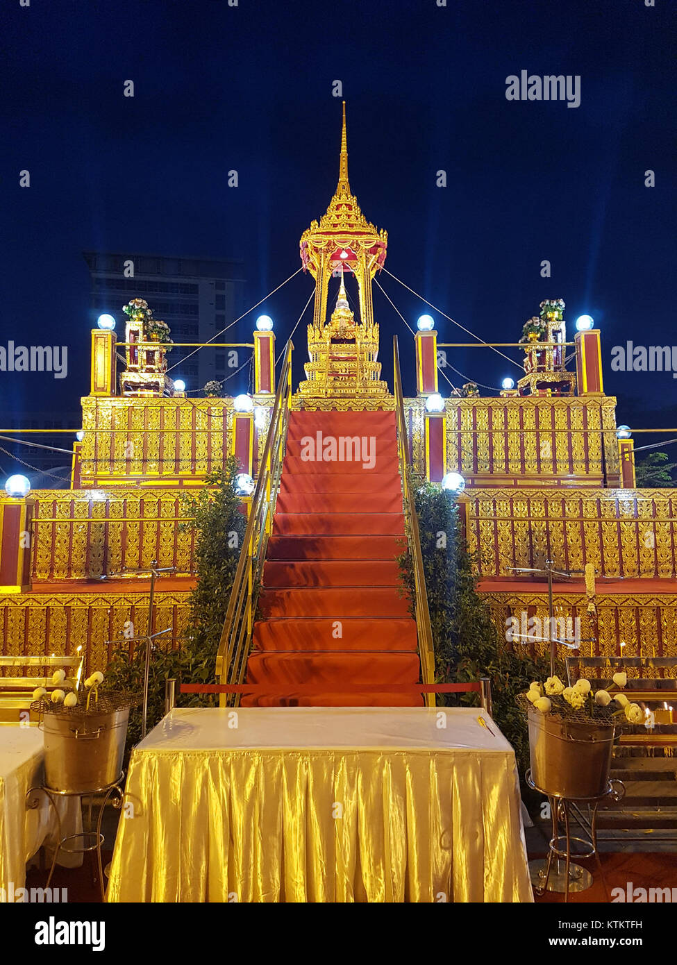 La célébration du Vesak à Bangkok le 7 mai 2017 commémore la naissance, l'illumination et la mort du Bouddha. C’est l’un des festivals bouddhistes les plus importants observés en Thaïlande et dans le monde entier. La célébration comprenait des cérémonies religieuses, des offrandes et des prières, reflétant l'importance culturelle et spirituelle du bouddhisme en Thaïlande. Banque D'Images