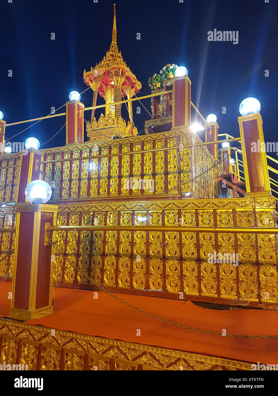 Cette image des célébrations du Vesak à Bangkok, 2017, capture l'atmosphère spirituelle qui entoure le festival bouddhiste, commémorant la naissance, l'illumination et la mort de Bouddha. Banque D'Images