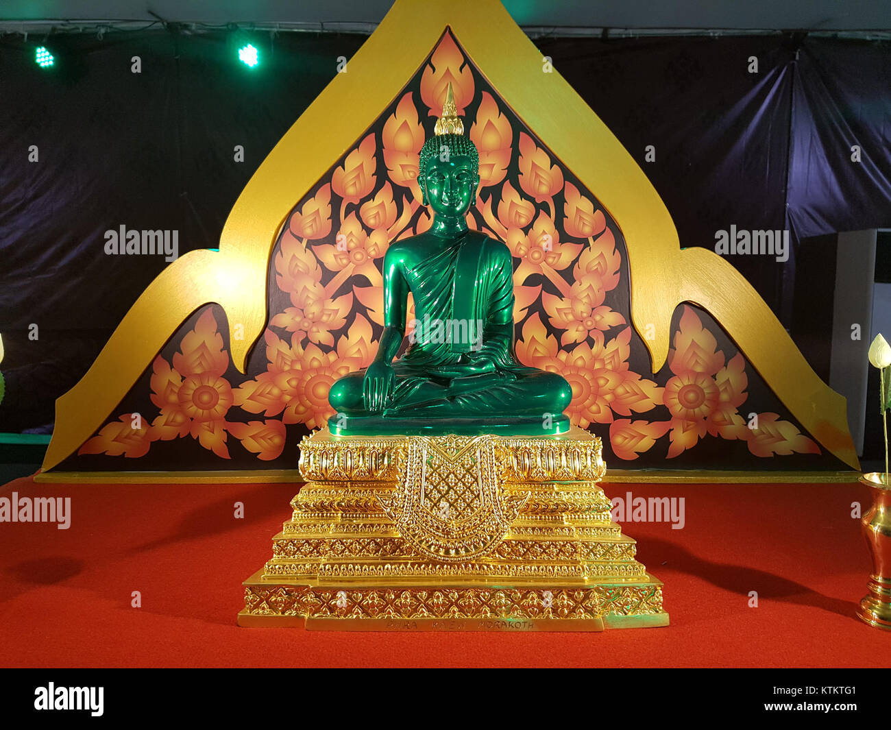 L'image capture une scène de la célébration du Vesak à Bangkok le 7 mai 2017. Vesak, également connu sous le nom de jour de Bouddha, commémore la naissance, l'illumination et la mort de Siddhartha Gautama, le fondateur du bouddhisme. La photographie montre des dévots participant à des rituels traditionnels, y compris des processions aux chandelles et des offrandes, reflétant la signification culturelle et religieuse de l'événement dans la société thaïlandaise. Banque D'Images