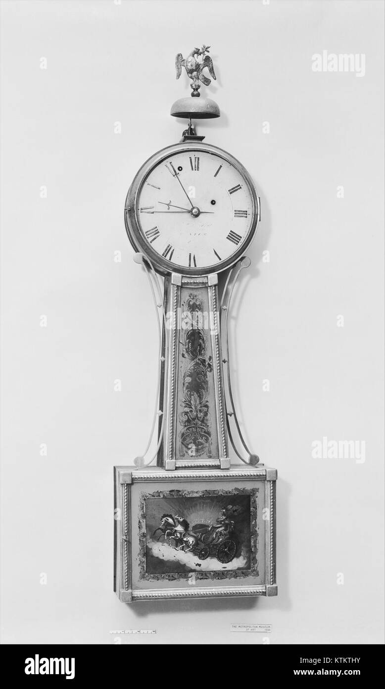 L'horloge Banjo, logée au Metropolitan Museum of Art, est une montre caractérisée par sa forme distinctive et son artisanat complexe. Sa conception présente un boîtier long et étroit ressemblant à un banjo, et il était populaire aux États-Unis au cours du XIXe siècle. Banque D'Images