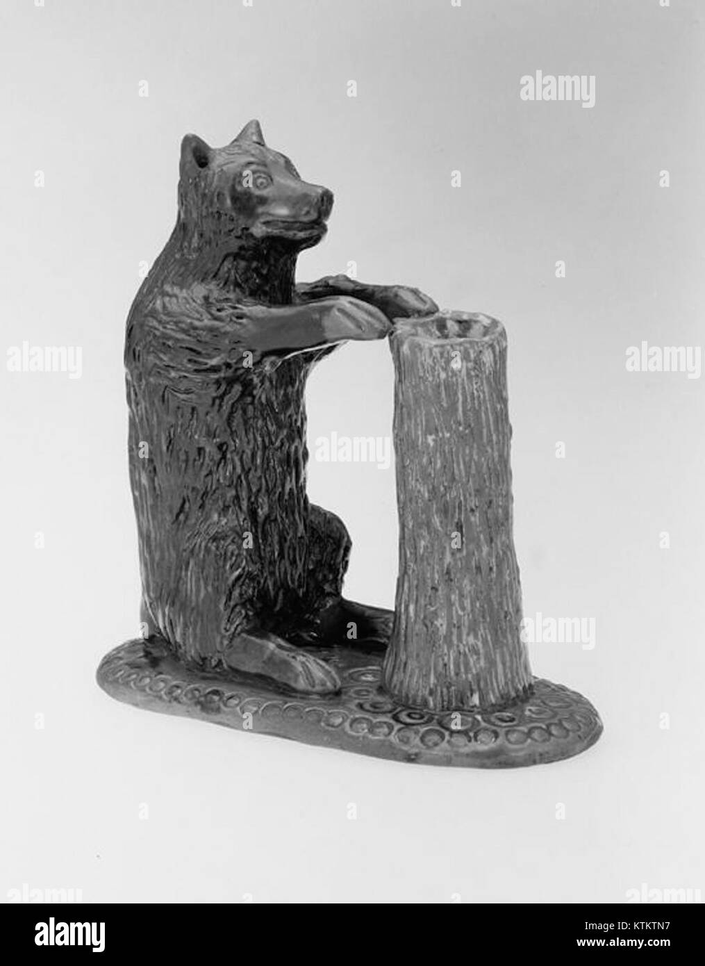 Figurine d'ours et porte-éclaboussures du Metropolitan Museum of Art, présentant un savoir-faire et un design complexes. L'objet présente un ours comme motif central et sert un but fonctionnel, reflétant des éléments culturels ou artistiques de son époque. Banque D'Images