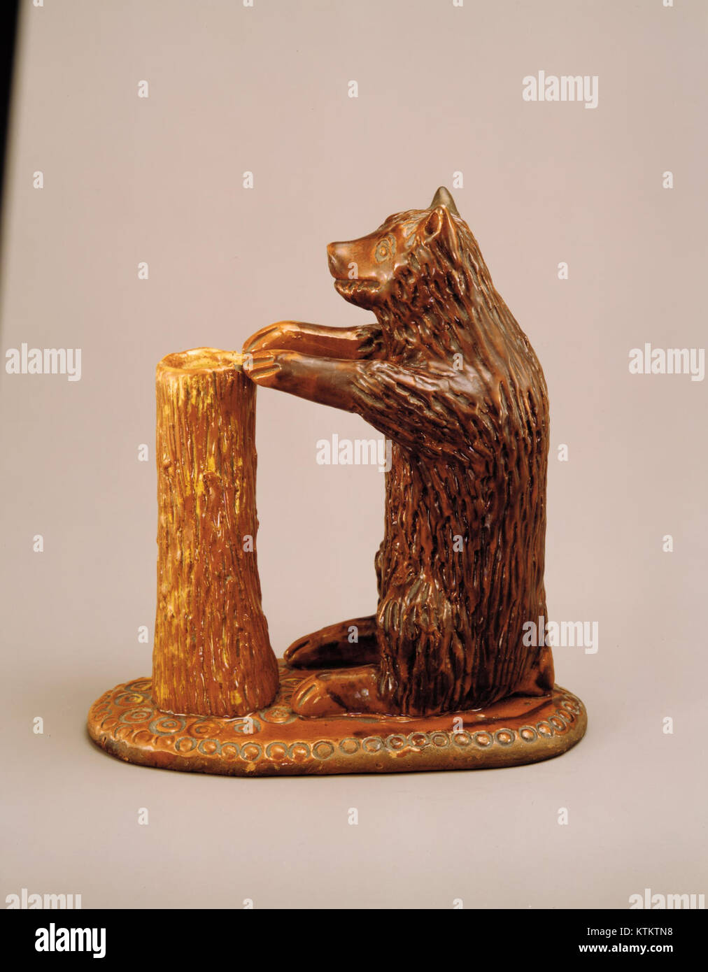Une figure d'ours et un support de déversement, exposés au Metropolitan Museum of Art, mettant en valeur l'artisanat et le design d'une période historique particulière. Banque D'Images