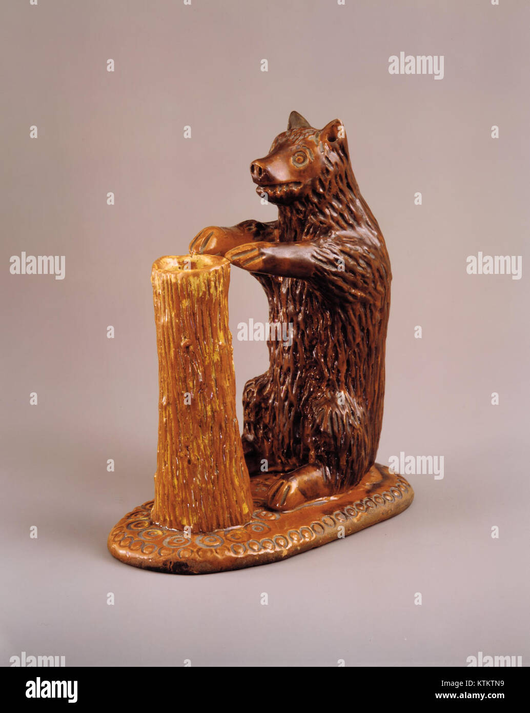 Cet artefact est une figure en forme d'ours utilisée comme support de déversement, en métal, et fait partie de la collection MET. Il reflète l'artisanat dans un décor en forme d'animal de son époque. Banque D'Images