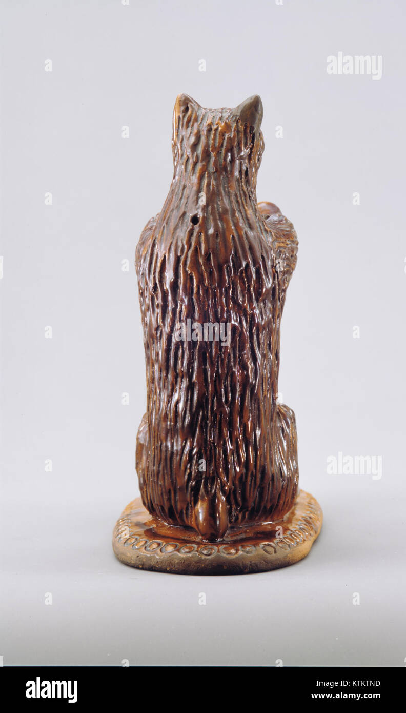 Une figurine d'ours et un porte-déversement, catalogués par MET comme ADA25984, démontrant l'artisanat et le design en ornement Banque D'Images
