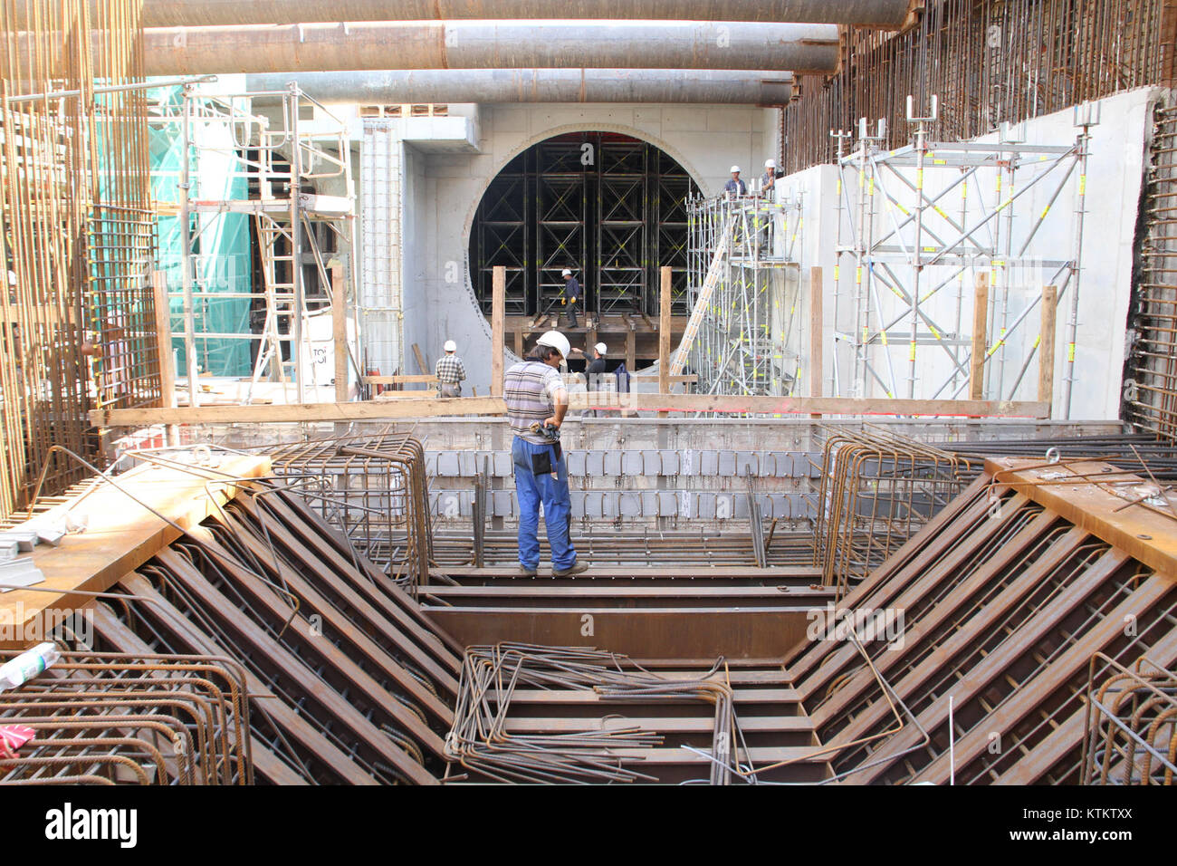 La Turbinenkanal Weserkraftwerk, une centrale hydroélectrique en Allemagne, est en construction sur cette image. Le site joue un rôle essentiel dans la production d’énergie renouvelable et reflète le développement continu des infrastructures énergétiques allemandes. Banque D'Images