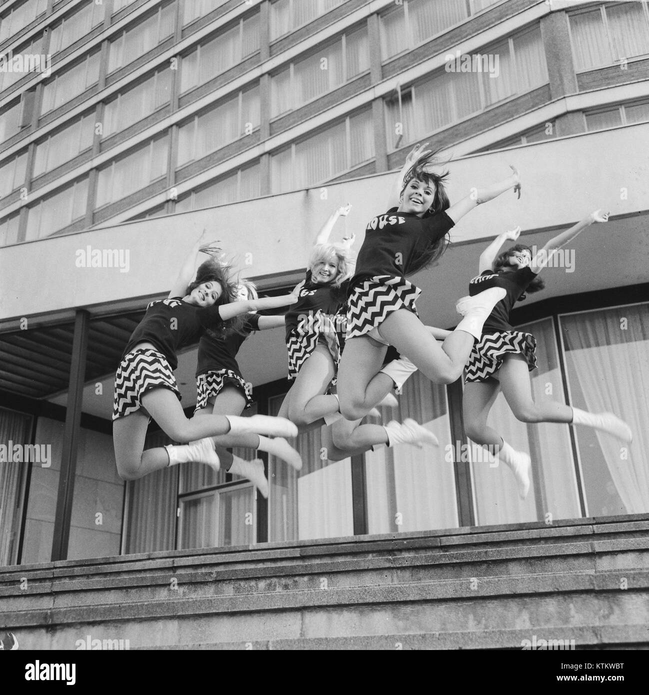 L'image promotionnelle de 1966 pour les 'BeatGirls' reflète le style emblématique et énergique de la culture pop des années 1960. Le groupe a été influent en amenant la voix féminine au premier plan de la scène musicale pendant les premières années du rock and roll. Banque D'Images