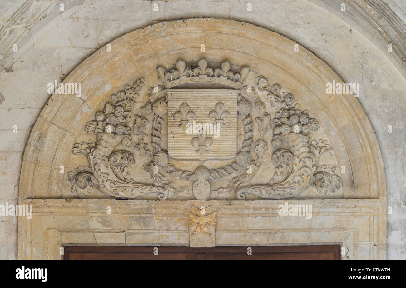 Les armoiries (CoA) du bec Hellouin présentent des symboles associés aux rois de France, bien visibles dans le fronton d'un cloître. Il met en évidence les liens médiévaux de l'abbaye avec la monarchie française. Banque D'Images