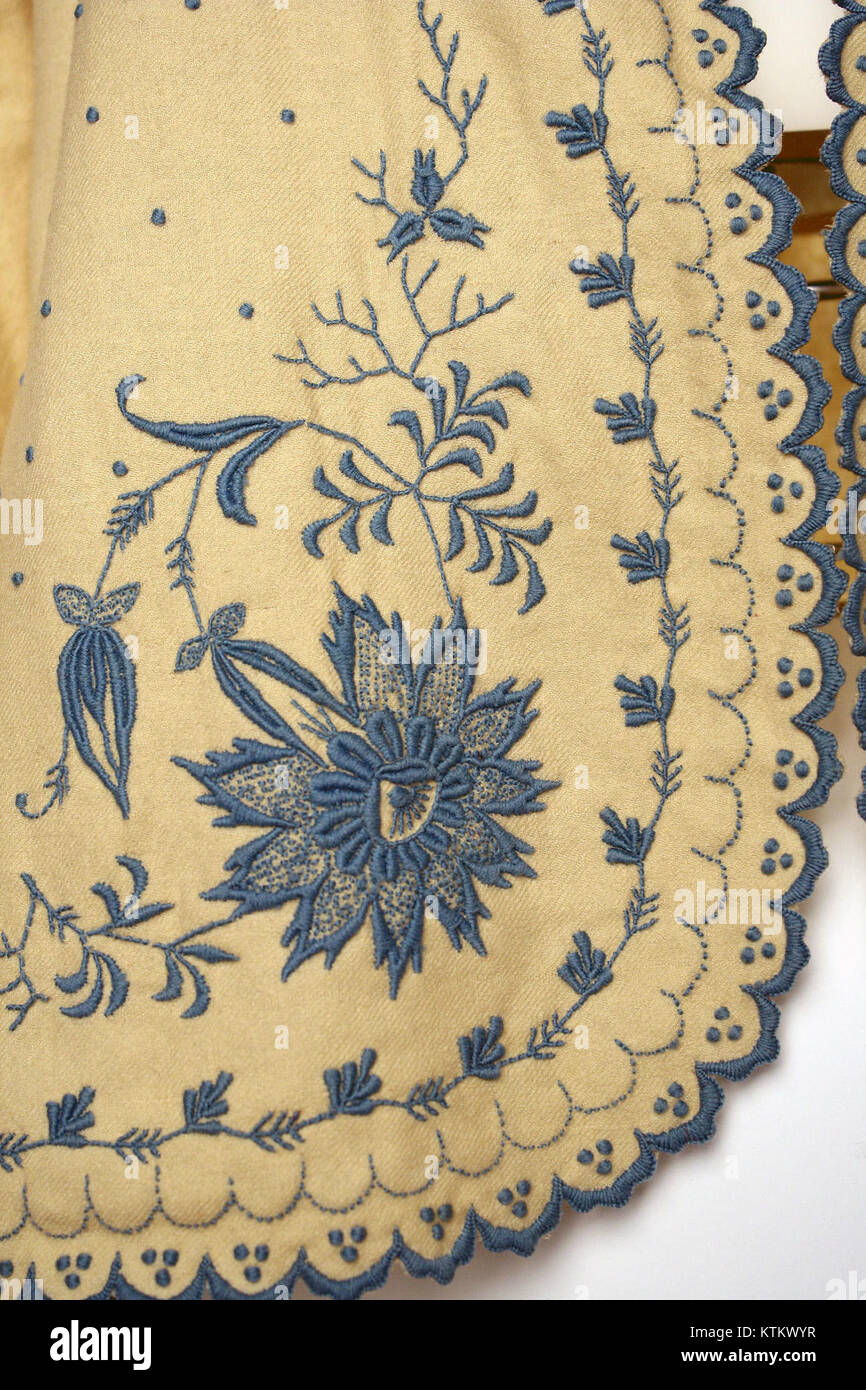 Le Bed Jacket MET 1975.227.25 d est une pièce de mode historique logée dans le Metropolitan Museum of Art. Cet article est un exemple de vêtements de nuit vintage, mettant en valeur les tendances de conception de son époque. Banque D'Images