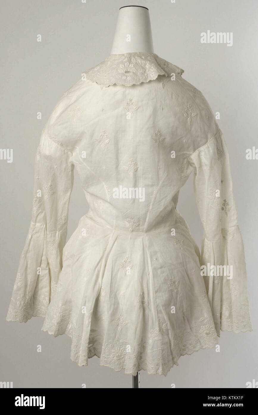 Cette veste de lit, identifiée par son numéro de catalogue MET CI41.25.2 B, est un vêtement historique conservé au Metropolitan Museum of Art. Il représente la mode et les normes sociales de son temps. Banque D'Images