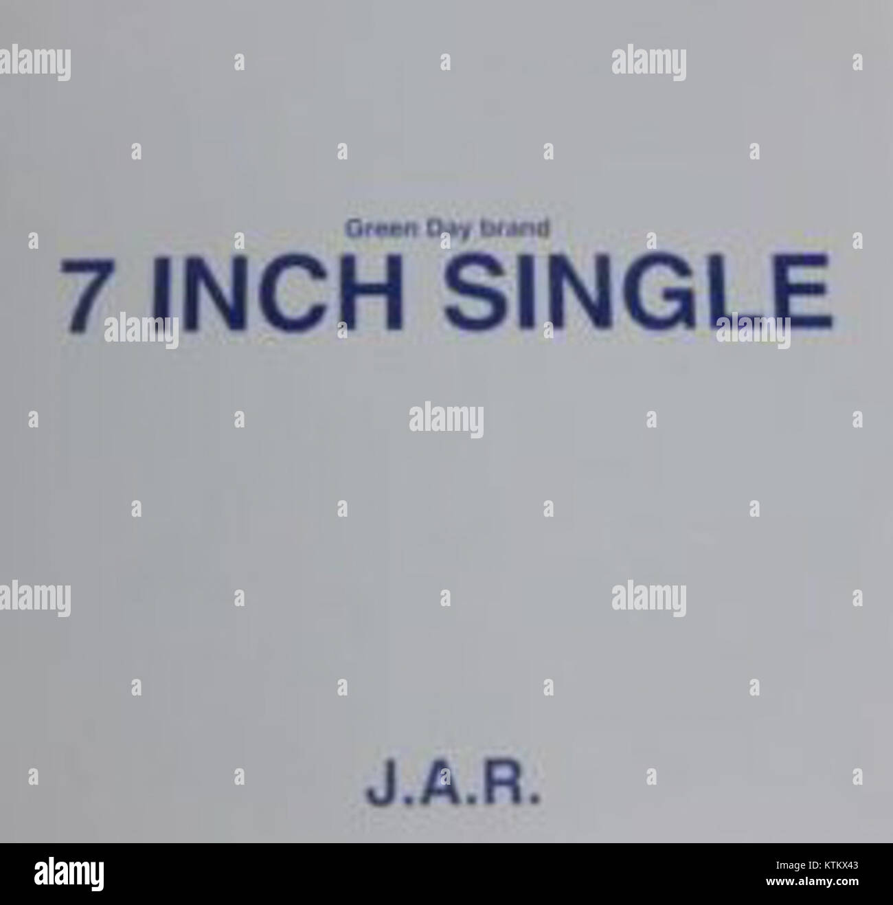 La couverture de 'J.A.R.' de Green Day présente des illustrations distinctes associées au single. La chanson a été publiée dans le cadre de la bande originale du film Angus et est devenue une piste notable dans la discographie du groupe. Banque D'Images