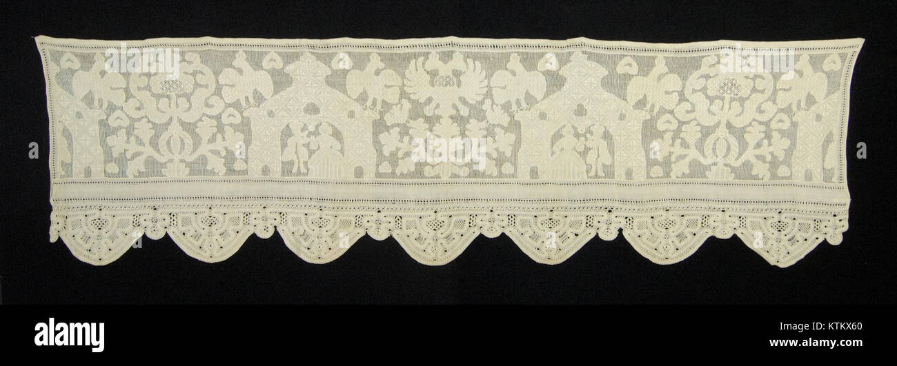 Cette bordure de rideau de lit, logée dans le Metropolitan Museum of Art, est un exemple de l'artisanat textile historique. Il présente des broderies complexes et des motifs décoratifs, reflétant les traditions artistiques de son époque. Banque D'Images