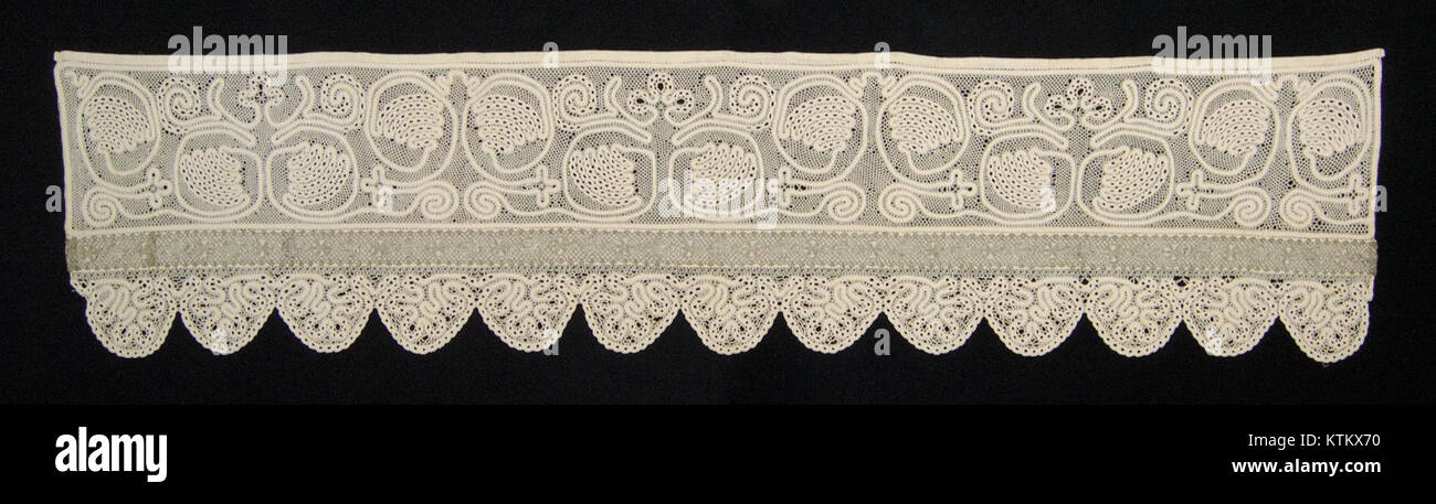 Il s'agit d'une bordure décorative de rideau de lit de la collection MET, mettant en valeur un design textile complexe et un savoir-faire typique de l'époque. La pièce présente des motifs ornementaux qui mettent en valeur les techniques de tissus luxueux utilisées dans la décoration intérieure historique. Banque D'Images