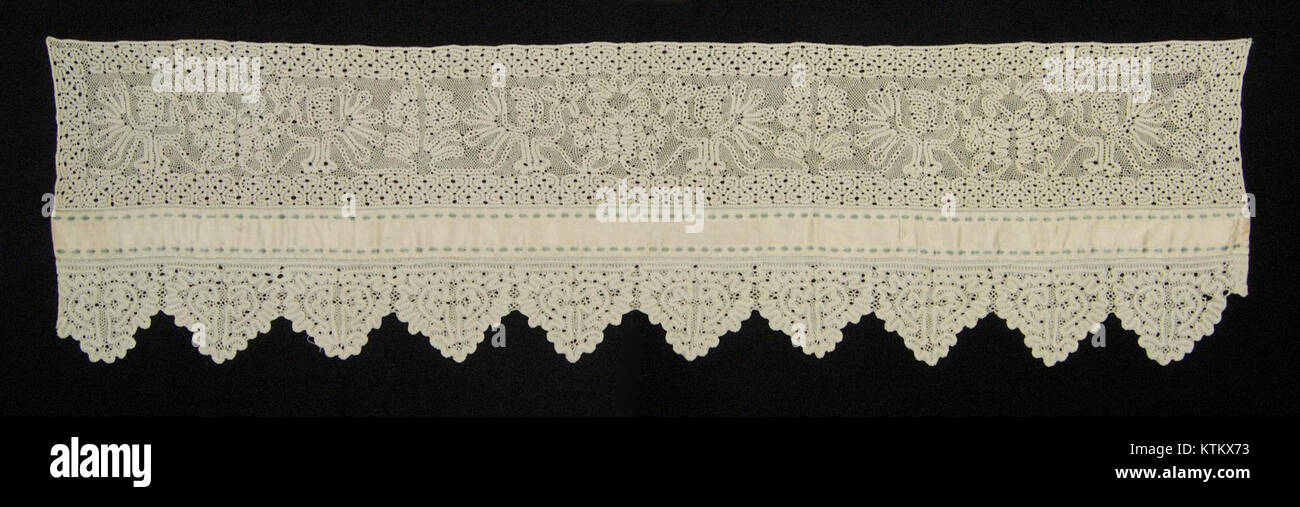 Cette bordure de rideau de lit, qui fait partie de la collection du Metropolitan Museum of Art, présente des conceptions complexes et un savoir-faire typique de son époque, reflétant l'art textile historique. Banque D'Images