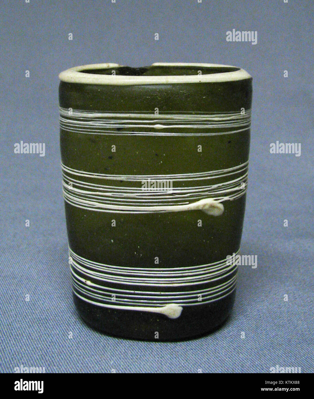 Ce bécher, qui fait partie de la collection du Metropolitan Museum of Art, est un exemple d'artisanat ancien. Fabriqué en métal, il met en valeur des conceptions complexes et est un bel exemple de l'œuvre de l'époque. C'est un artefact important pour étudier l'art ancien et le travail des métaux. Banque D'Images