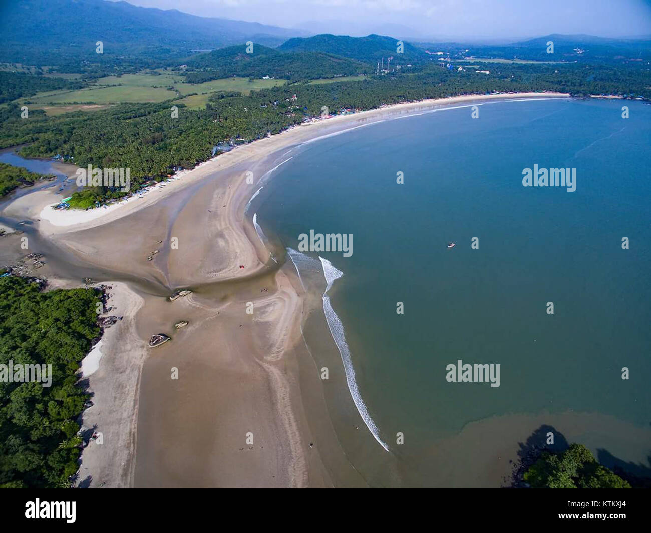 Cette image met en valeur une plage magnifique en Inde, soulignant la beauté naturelle de l'environnement côtier. La plage est connue pour ses vues panoramiques et son atmosphère tranquille. Banque D'Images