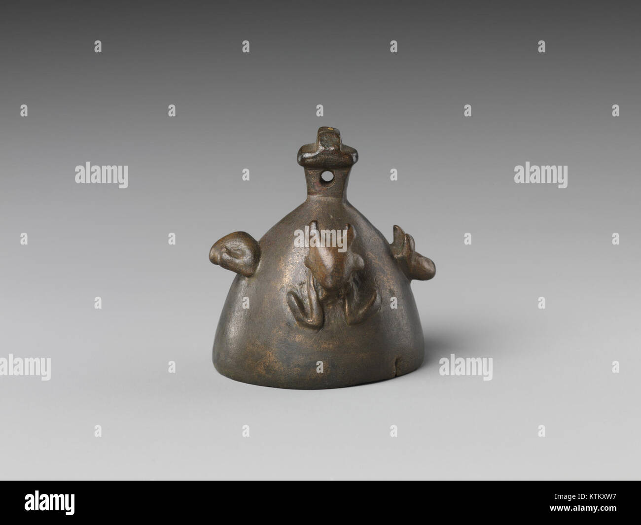 Cette cloche, qui fait partie de la collection du Metropolitan Museum of Art, présente des têtes de bélier, de chacal et de bovin, avec un motif uraeus (cobra), reflétant l'art et le symbolisme anciens. Banque D'Images