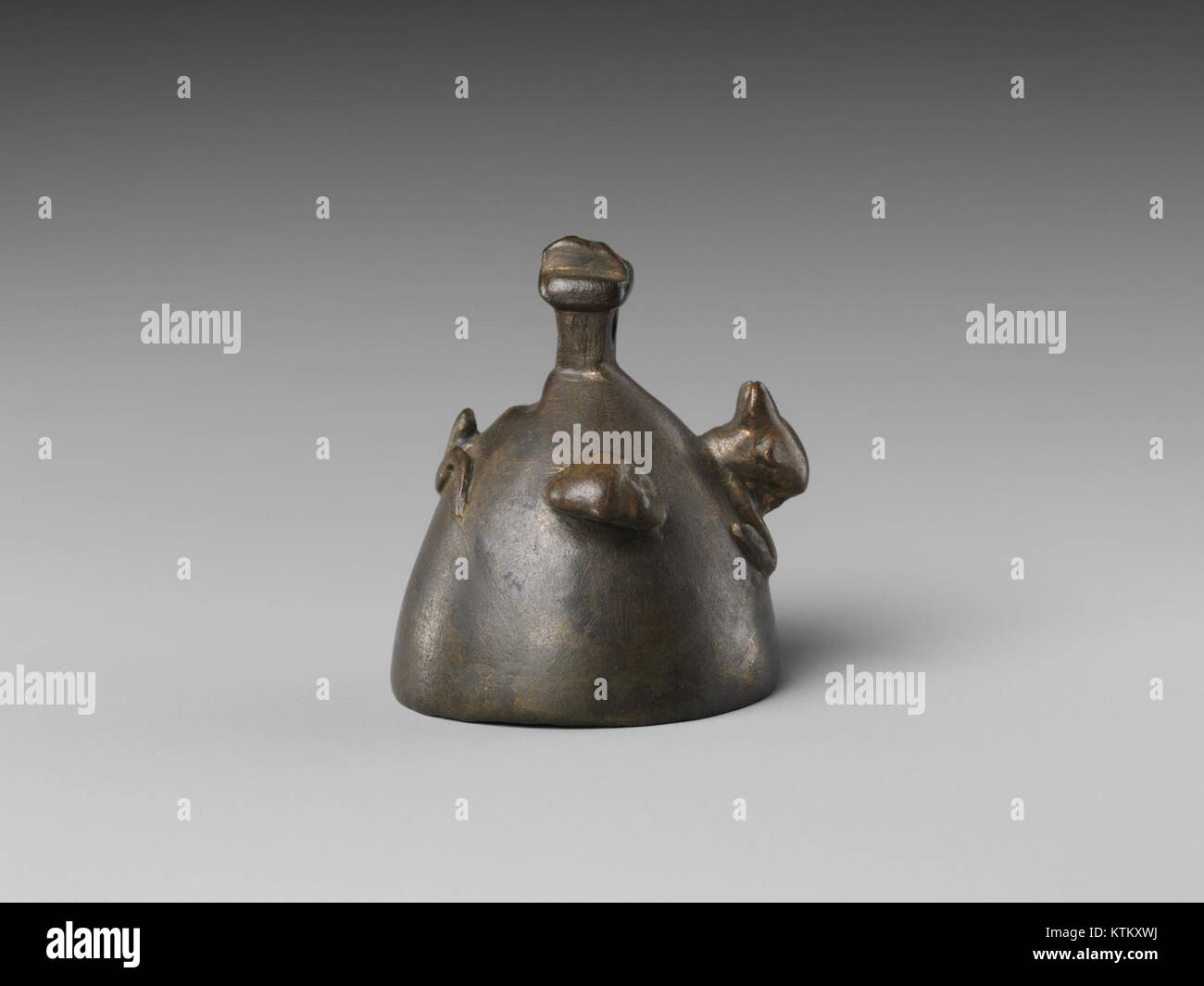 Cette cloche, logée dans la collection MET, présente les têtes d'un bélier, d'un chacal et d'un bovin. C'est un exemple d'artisanat ancien, incorporant des éléments symboliques comme l'uraei, un motif serpent. Banque D'Images