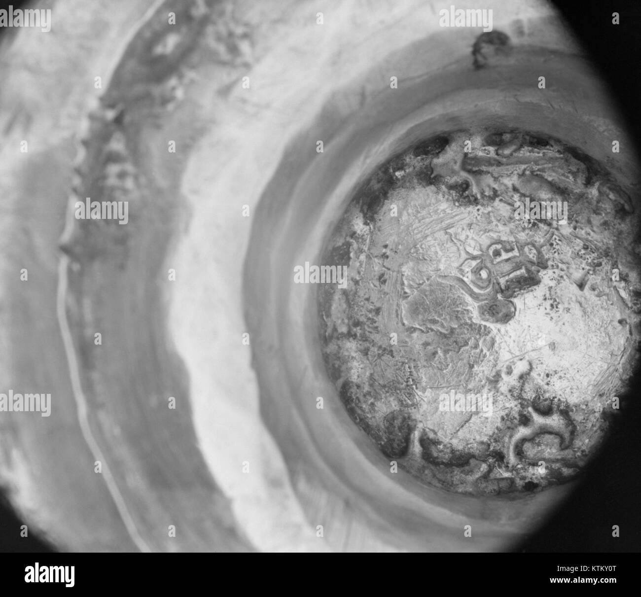 Bécher, britannique, vers 1765, verre opaque avec décor émaillé, 8 pouces (20,3 cm) de haut, probablement fabriqué à Bristol, Angleterre. Banque D'Images