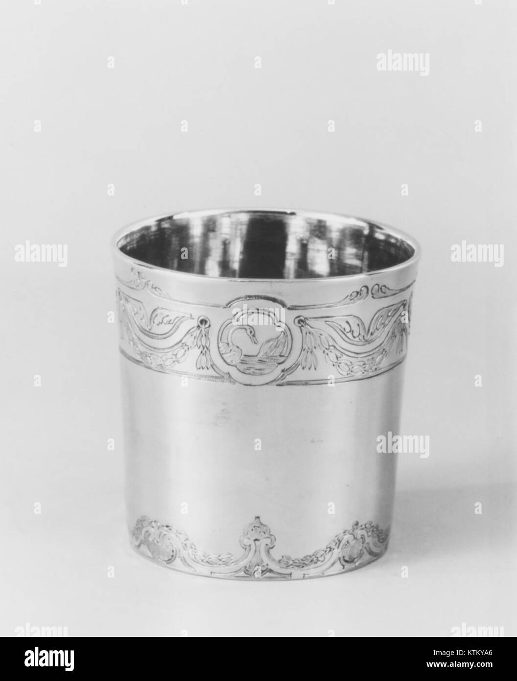 Ceci est une image d'un bécher ou timbale, catalogué comme MET 118389 au Metropolitan Museum of Art. L'objet fait partie de leur collection, représentant probablement un exemple de verrerie ou de poterie historique ou artistique. Banque D'Images