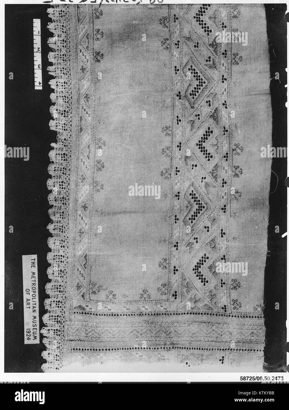 Cette cantonnière de lit, logée dans le Metropolitan Museum of Art, est une pièce décorative d'une période historique, reflétant les styles de design d'intérieur de son époque. Banque D'Images