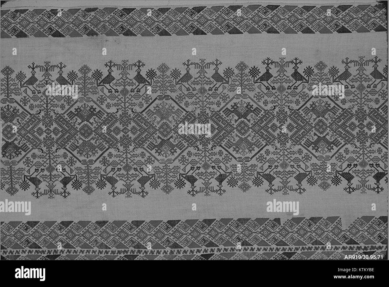 Ce rideau de lit, qui fait partie de la collection du MET (AR919), est un exemple d'artisanat textile d'une période historique. Le design complexe et les matériaux de qualité reflètent la mode et la maison dÃ©cor standards de l'époque. Banque D'Images