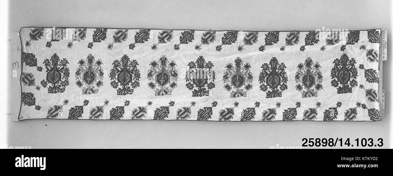 La cantonnière de lit de la collection MET (numéro d'accès 25898) présente un savoir-faire textile complexe. Cette pièce décorative reflète l'esthétique du design et les matériaux utilisés au cours de la période de sa création, ajoutant un aperçu historique de la culture de l'époque. Banque D'Images