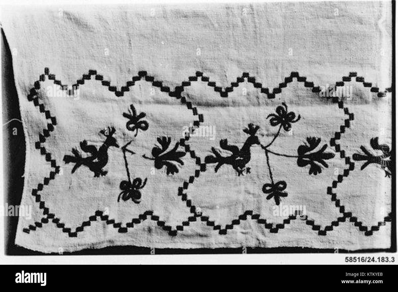 La cantonnière de lit de la collection MET est une pièce textile décorative, mettant en valeur un travail de conception complexe et un savoir-faire artisanal. Il reflète la mode et le style domestique de son époque. Banque D'Images