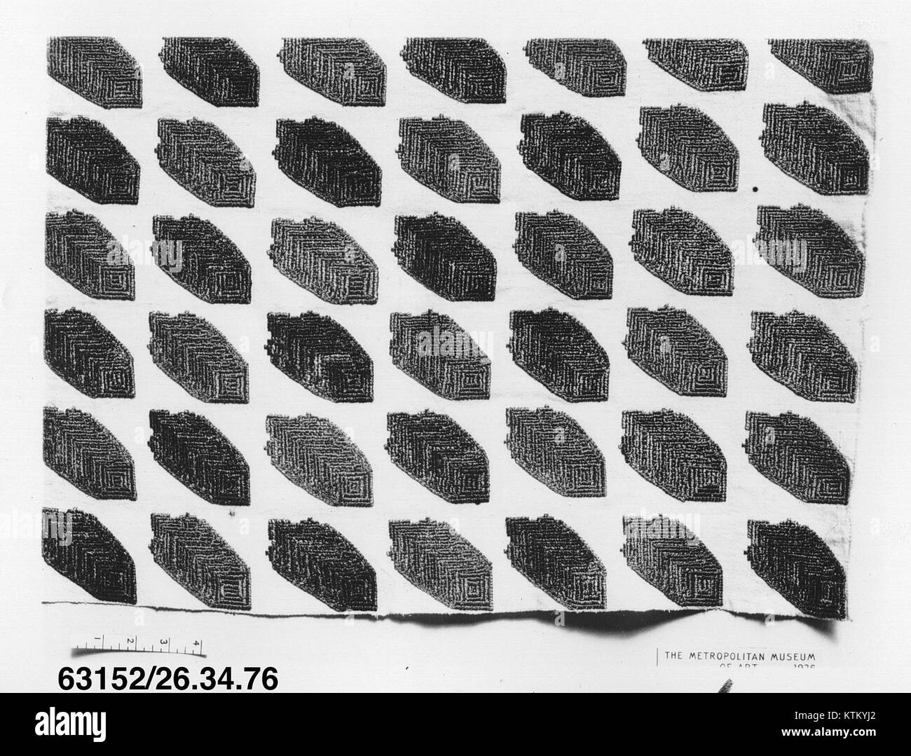 Ce rideau de lit du Metropolitan Museum of Art est un bel exemple de conception de tissu d'époque, mettant en valeur des motifs complexes et de l'artisanat de son époque. Il représente le textile historique Banque D'Images