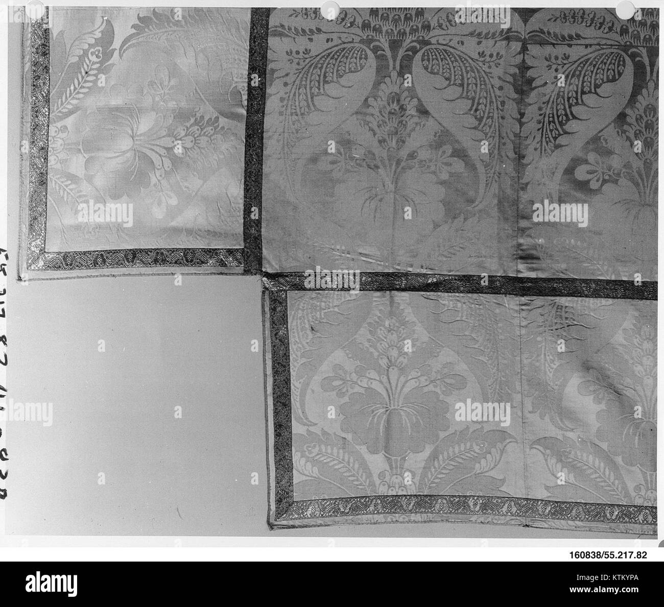 Le couvre-lit, qui fait partie de la collection MET, est un artefact textile au design détaillé, représentant le savoir-faire artisanal et l'art décoratif de son époque. Banque D'Images