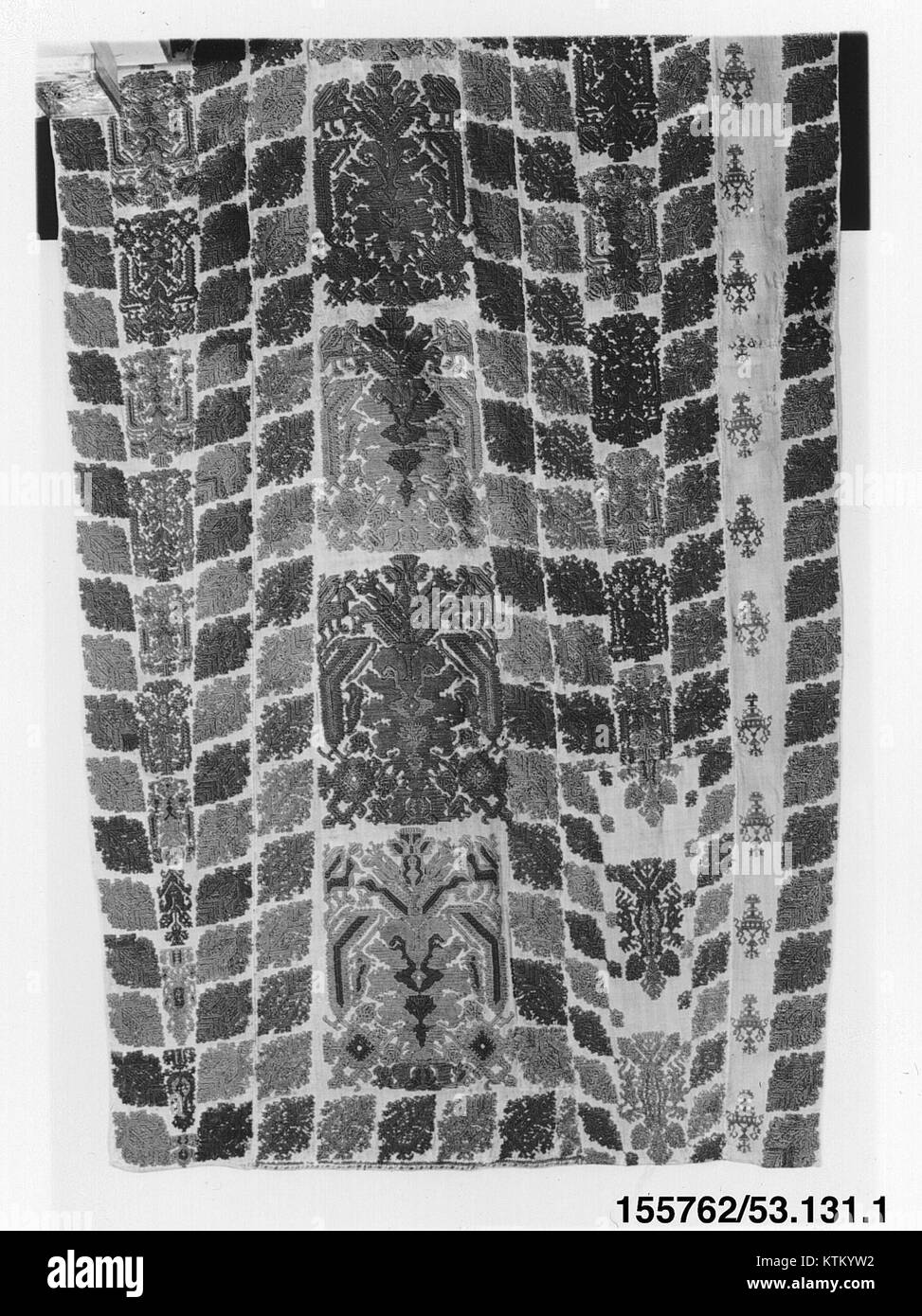 Le panneau de tente de lit, MET 155762, est une pièce textile historique présentant un design utilisé dans la décoration des tentes de lit. Il illustre les tendances artistiques et l'artisanat textile de son époque, reflétant les pratiques culturelles et artistiques de l'époque. Banque D'Images