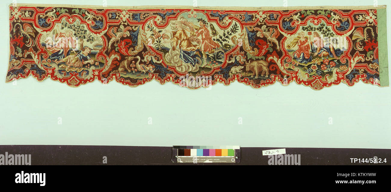 Cette pièce du Metropolitan Museum of Art présente un ensemble de cantonnières de lit et de rideaux latéraux. Les textiles mettent en valeur les arts décoratifs d'une période historique spécifique, mettant en valeur l'artisanat et le design. Banque D'Images