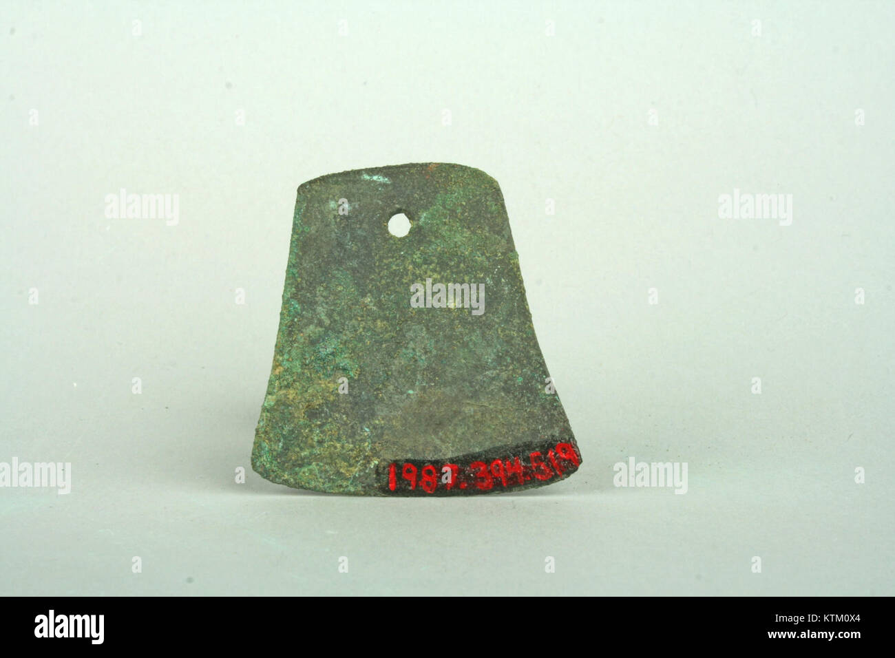 Le dangle en cuivre en forme de cloche est un artefact de la collection MET, avec le cuivre comme matériau principal et un design en forme de cloche. Banque D'Images