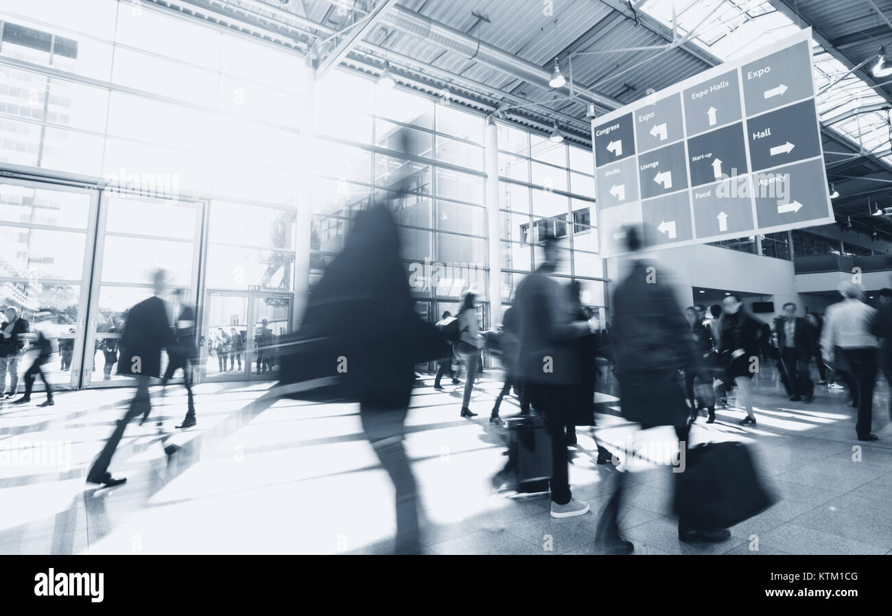 Les gens d'affaires de se jeter sur un salon Banque D'Images