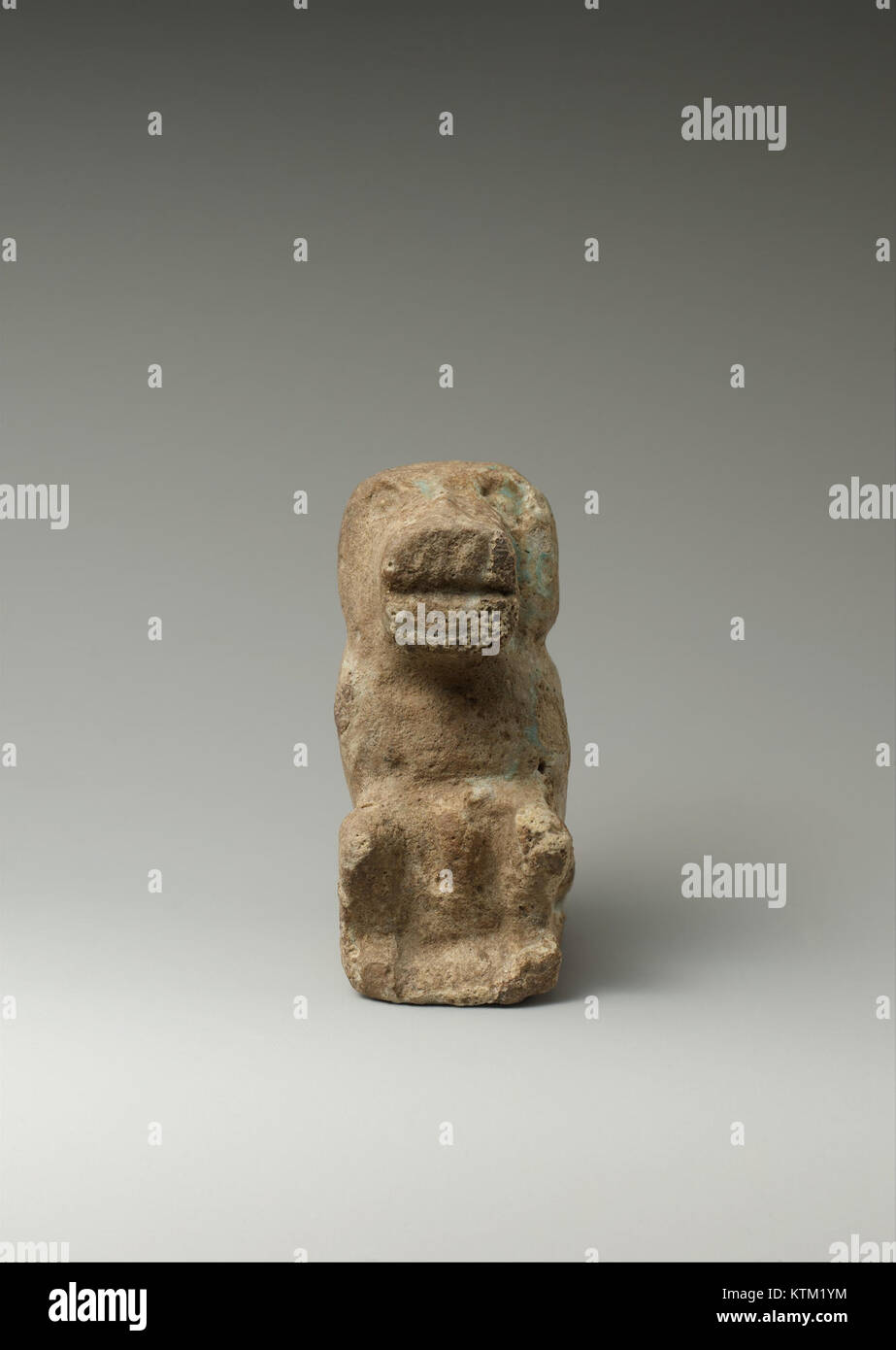 Le *babouin* est une œuvre d'art remarquable conservée au Metropolitan Museum of Art. La pièce dépeint l'animal d'une manière unique et artistique, capturant son essence et sa nature. Banque D'Images