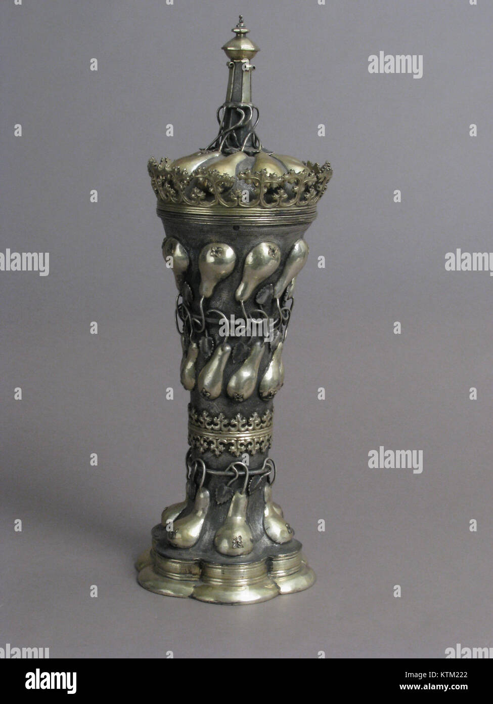 Un bécher et un couvercle de la collection du Metropolitan Museum of Art, identifié par sa forme distinctive et son artisanat. Cette pièce représente le design historique et l'utilité dans la céramique. Banque D'Images