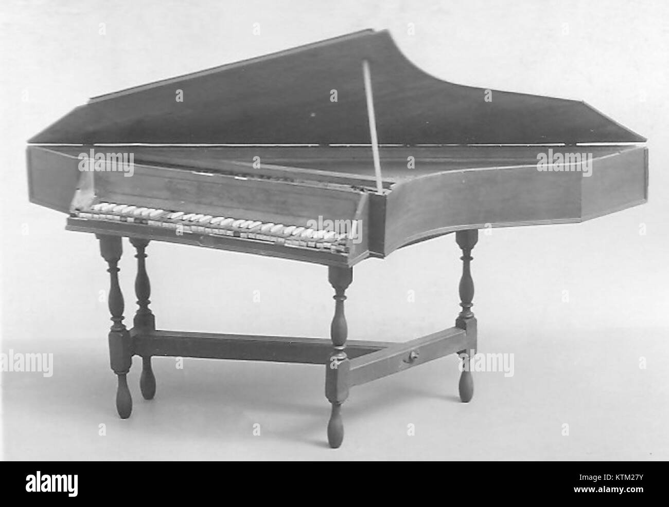 La spinet Bentside est un type d'instrument à clavier du XVIIe siècle, connu pour son design compact et ses qualités tonales distinctes. La spinet était un précurseur du piano moderne et était couramment utilisée dans les maisons européennes. Banque D'Images