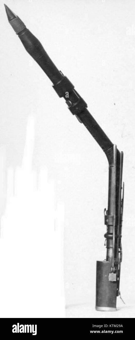 Le Basset Horn in F est un instrument à vent de la famille des clarinettes, connu pour son son profond et moelleux. L'instrument présenté dans la collection du MET (MUS351A2) est un bel exemple d'artisanat musical et d'instruments de musique historiques. Banque D'Images