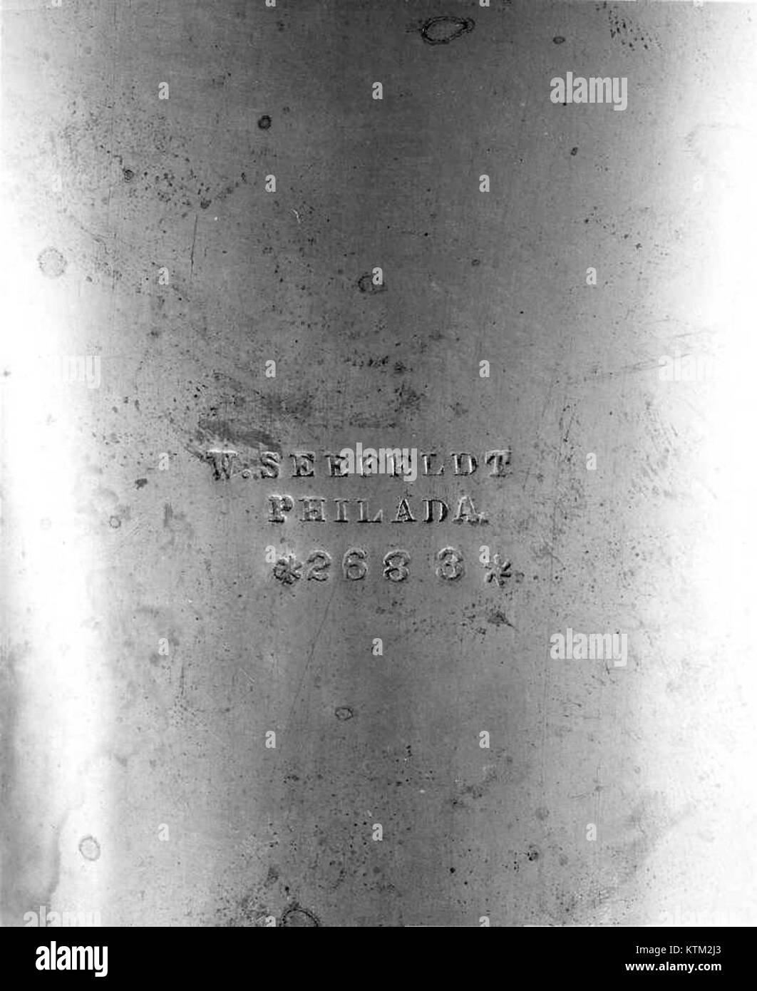 Le Bass Saxhorn in B bémol (MET 223639) est un instrument de musique de la famille des cuivres, connu pour son son profond. L'instrument fait partie de la collection MET et représente une pièce importante dans l'histoire des instruments de cuivres. Banque D'Images