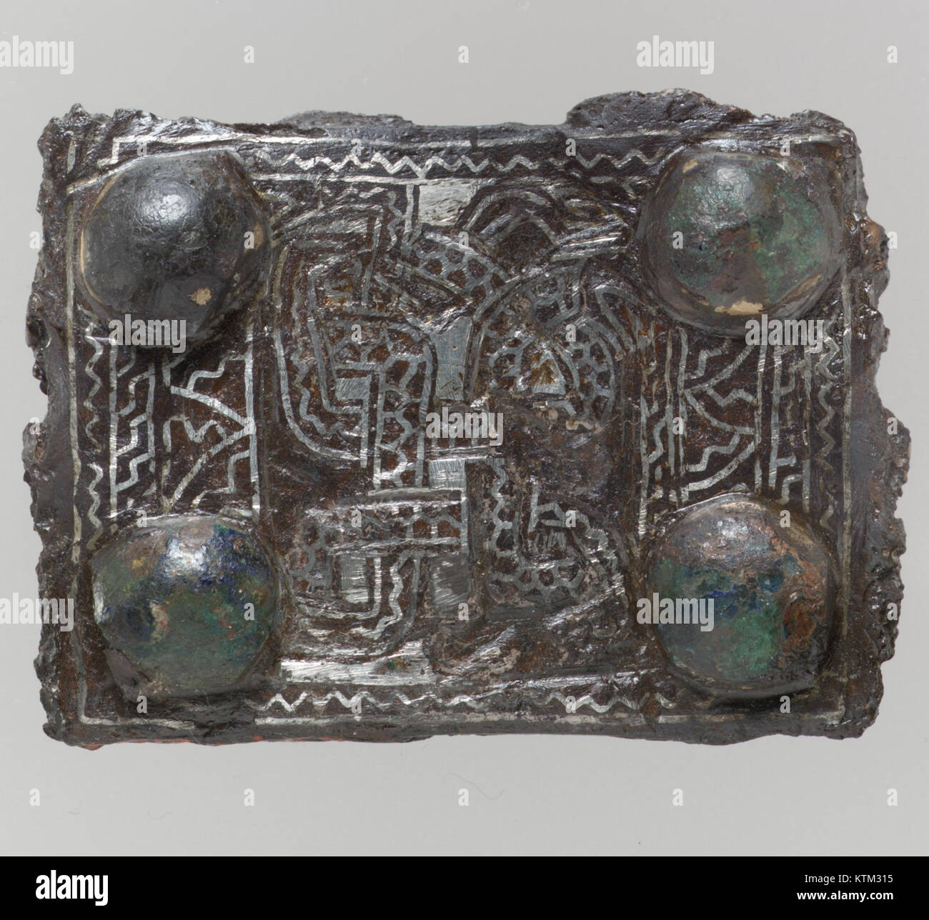 La plaque arrière d'une boucle de ceinture, logée au Metropolitan Museum of Art, est une pièce d'artisanat historique. Cet artefact, souvent utilisé dans les vêtements traditionnels, met en valeur le design et les éléments fonctionnels des attaches anciennes, mettant l'accent à la fois sur la forme et la praticité dans sa construction. Banque D'Images