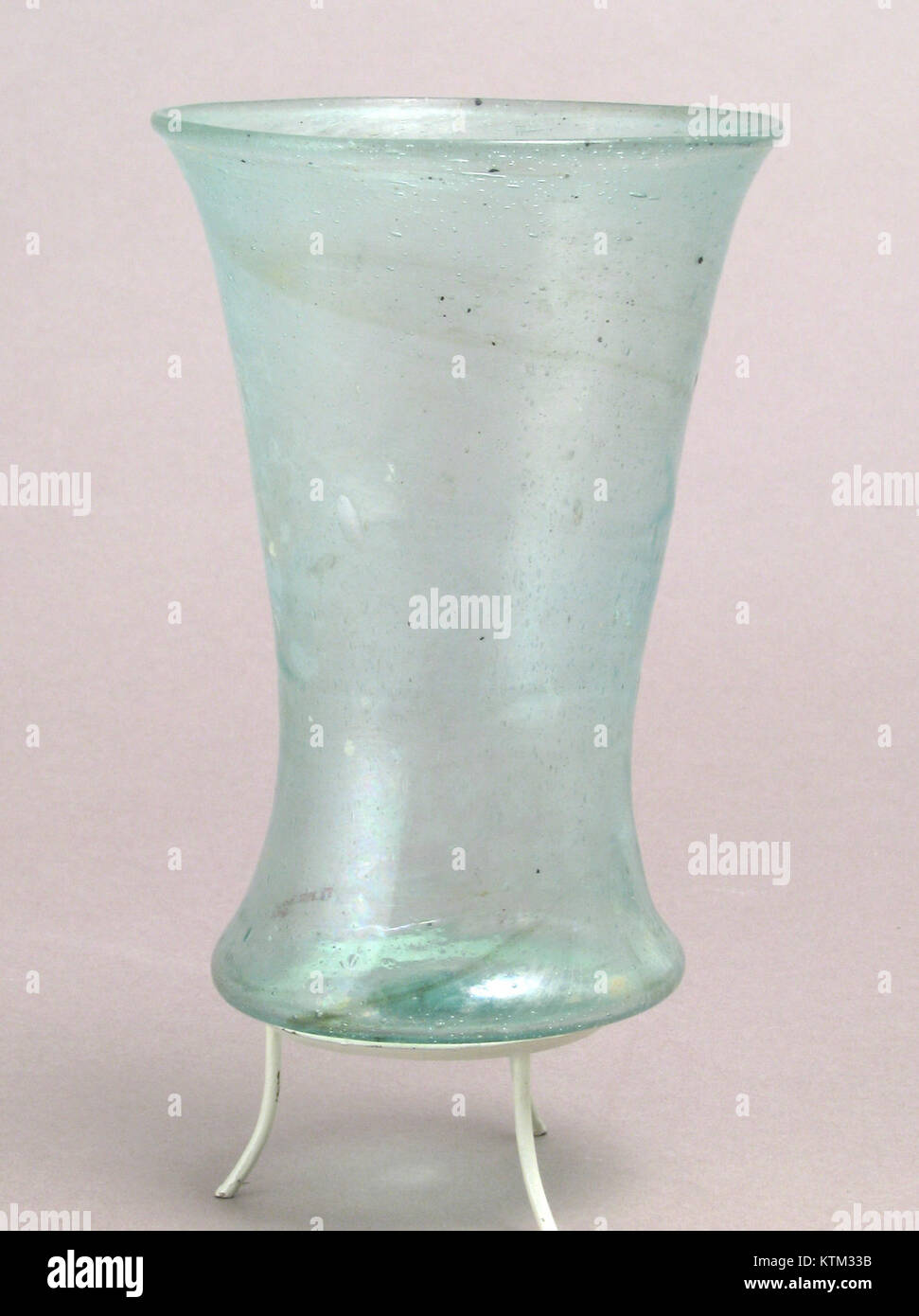 Le Bell Beaker est un artefact archéologique de l'âge du bronze, conservé au MET (Metropolitan Museum of Art). Il est connu pour sa forme distinctive et son utilisation par les premières cultures européennes. Banque D'Images