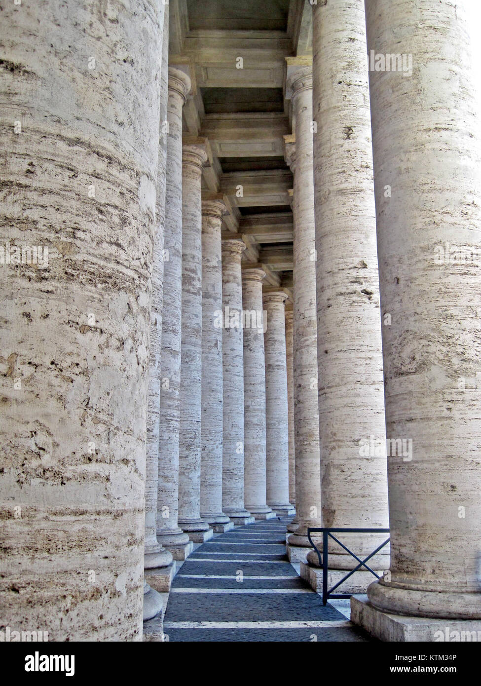 La Colonnade du Bernin dans la place Pierre, à Rome, est un chef-d'œuvre de l'architecture baroque. Conçue par Gian Lorenzo Bernini au XVIIe siècle, la colonnade crée une entrée grandiose à la basilique de Pierre et sert de symbole à l'étreinte accueillante de l'Église. Banque D'Images